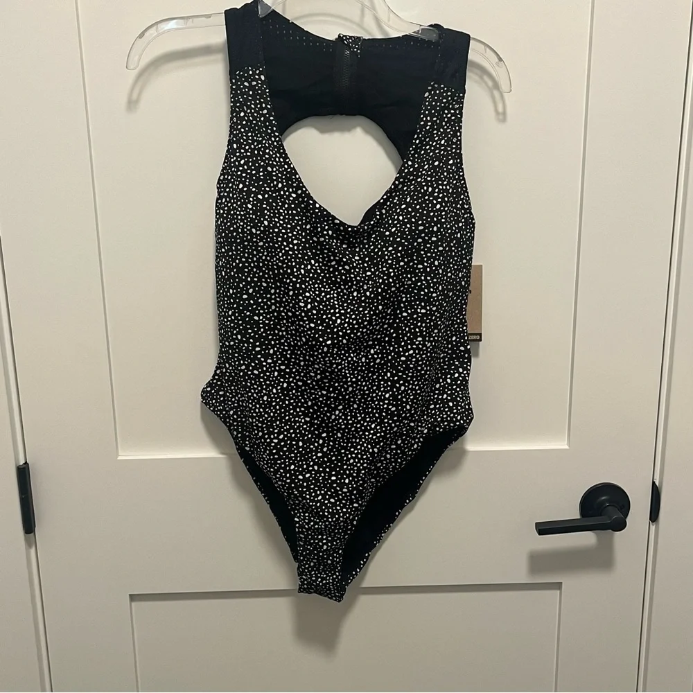 $92 NWT Nike Large Black Water Dots Keyhole Back One-Piece Swimsuit Polka Dot